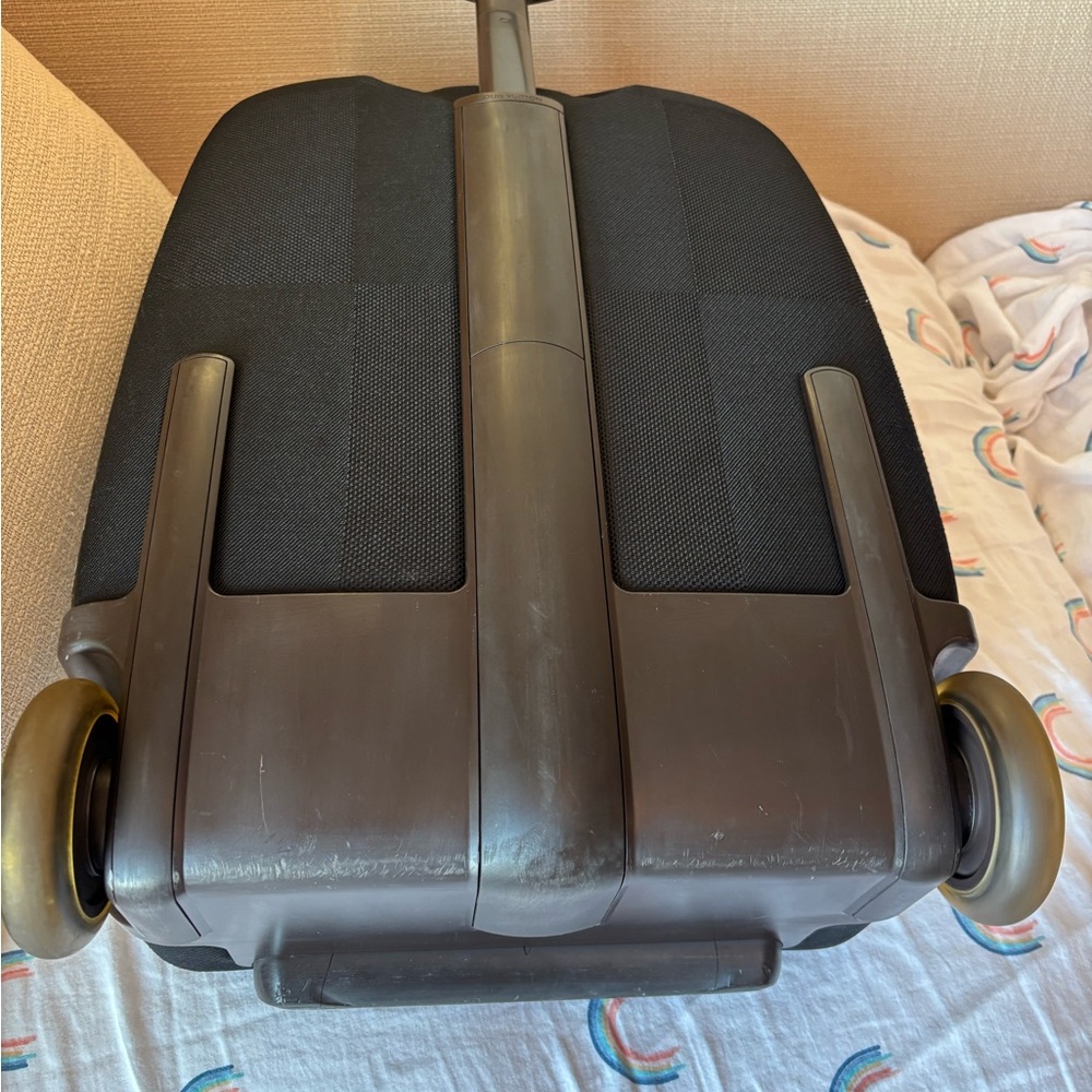 Authentic Louis Vuitton carry on suitcase - Picture 10 of 10
